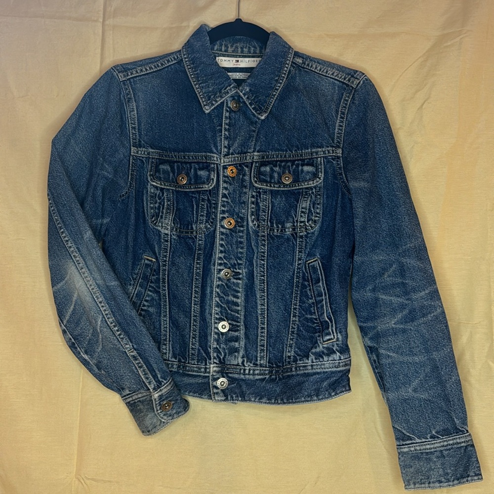 Tommy Hilfiger Jean Jacket. Cropped and slightly fitted. Denim. Size S